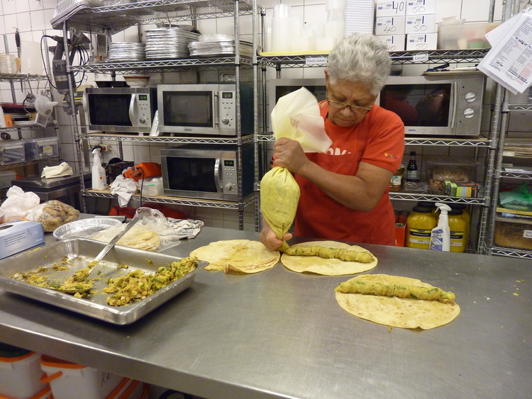 Mavis Hofwijk aan het koken voor 'Surinaams Buffet'. Foto: Jenny van Dalen.  